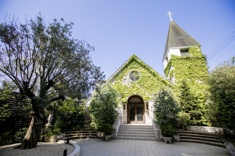 快晴に照らされた教会