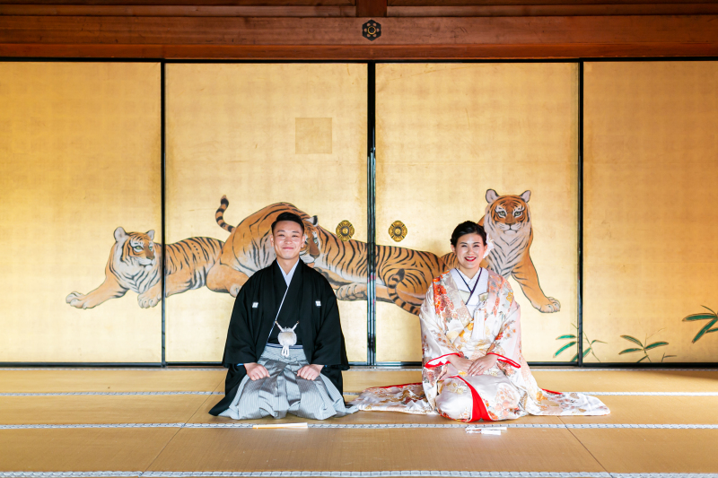 有名な屏風の前でかっこよく☆