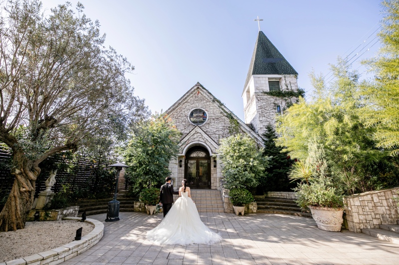 ノスタルジックな教会で自然なショット