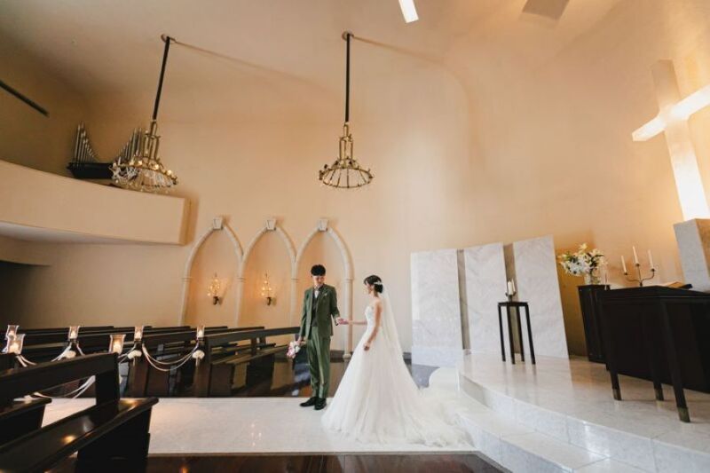 シャンデリア輝く白亜のチャペル