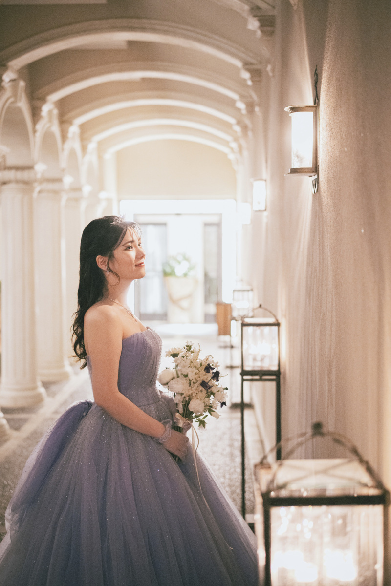 淡いブルーのドレス