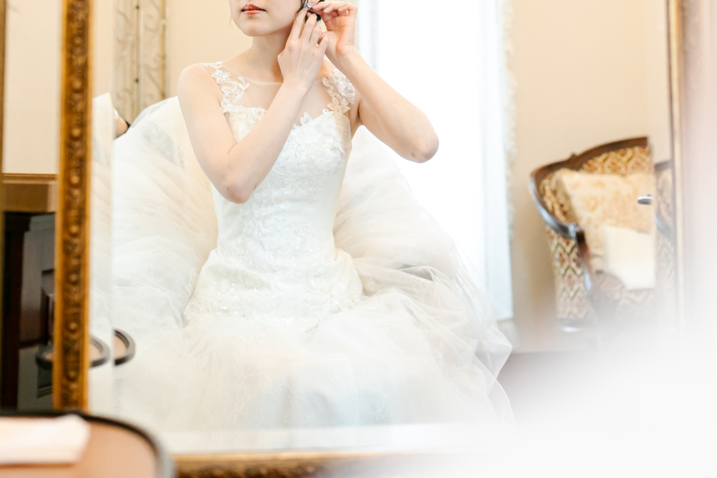 イヤリングを付けて準備中・・・・