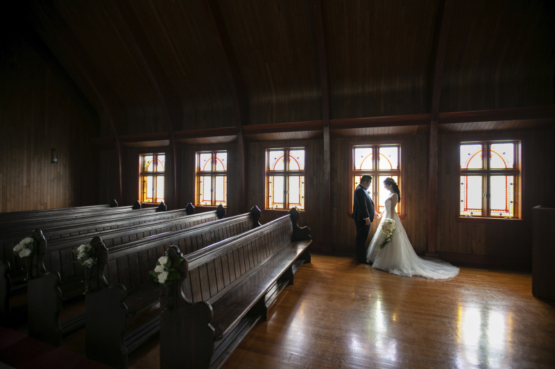 ステンドグラスの前で