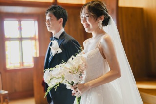 ドレス姿が綺麗に映える木の温もり溢れる礼拝堂