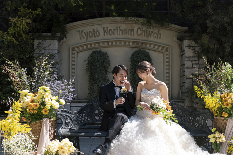 ベンチに座っておしゃべり