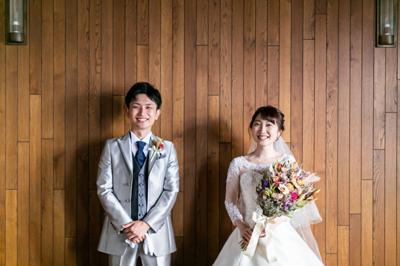 木目の壁の前でパシャリ