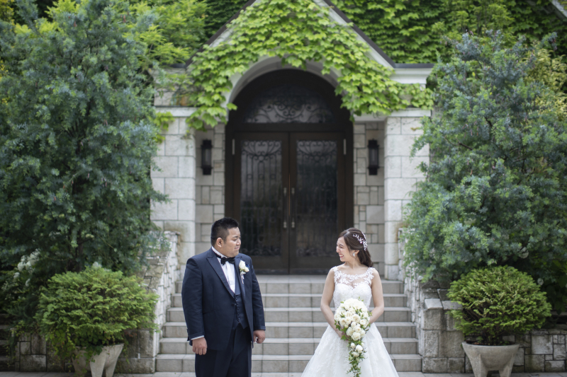 新緑に包まれる教会を背景に