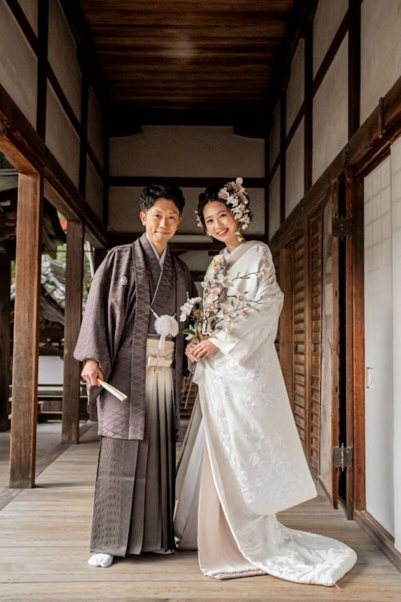 和装の立ち姿で奥ゆかしく