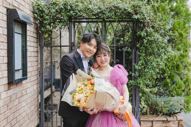 季節の花々に囲まれて、特別な一日を