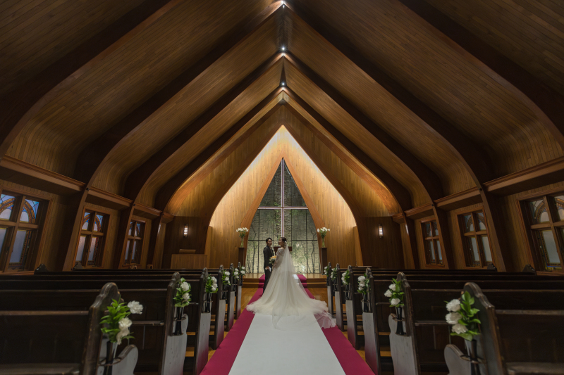 幻想的な夜の教会