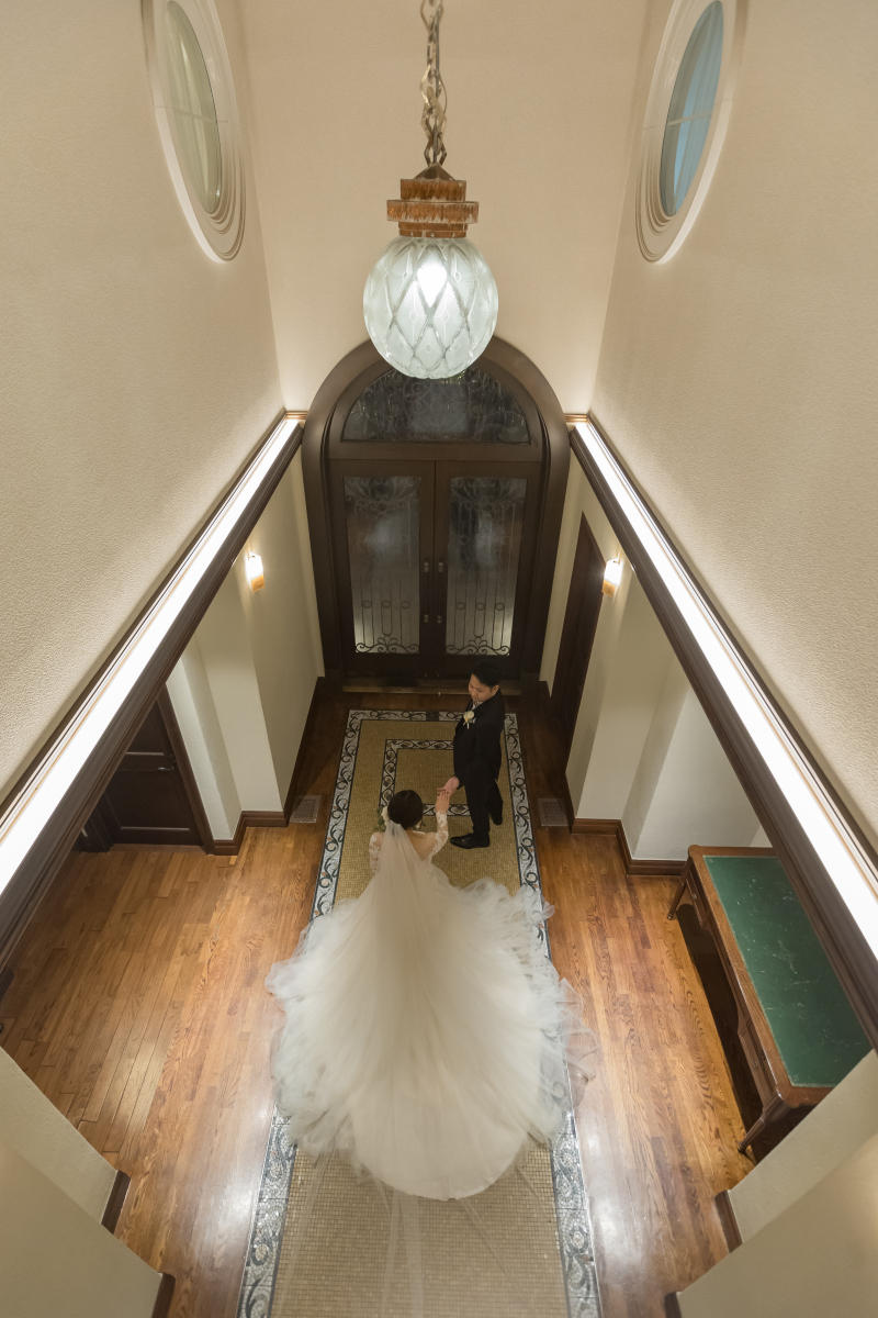 ドレスも映えるホワイエ