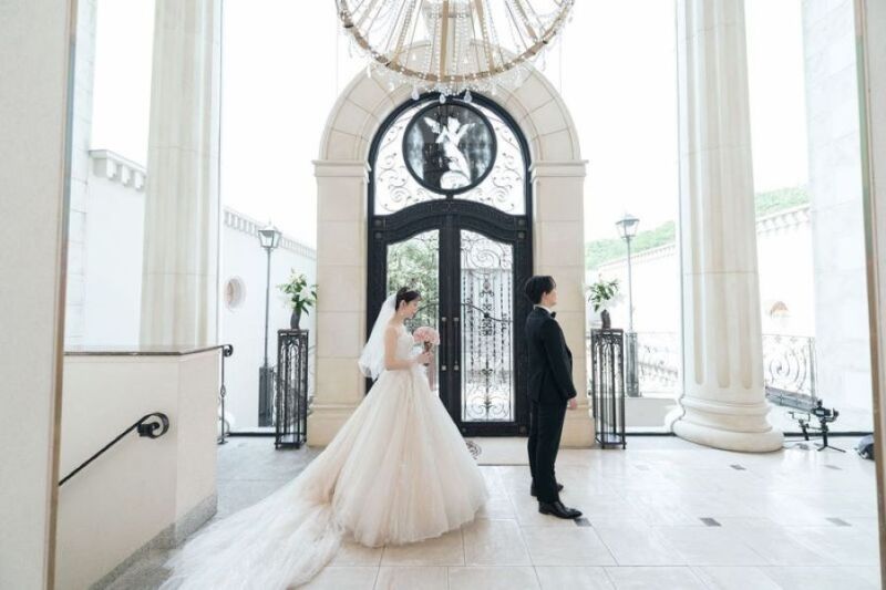 天使が見守る教会エントランス