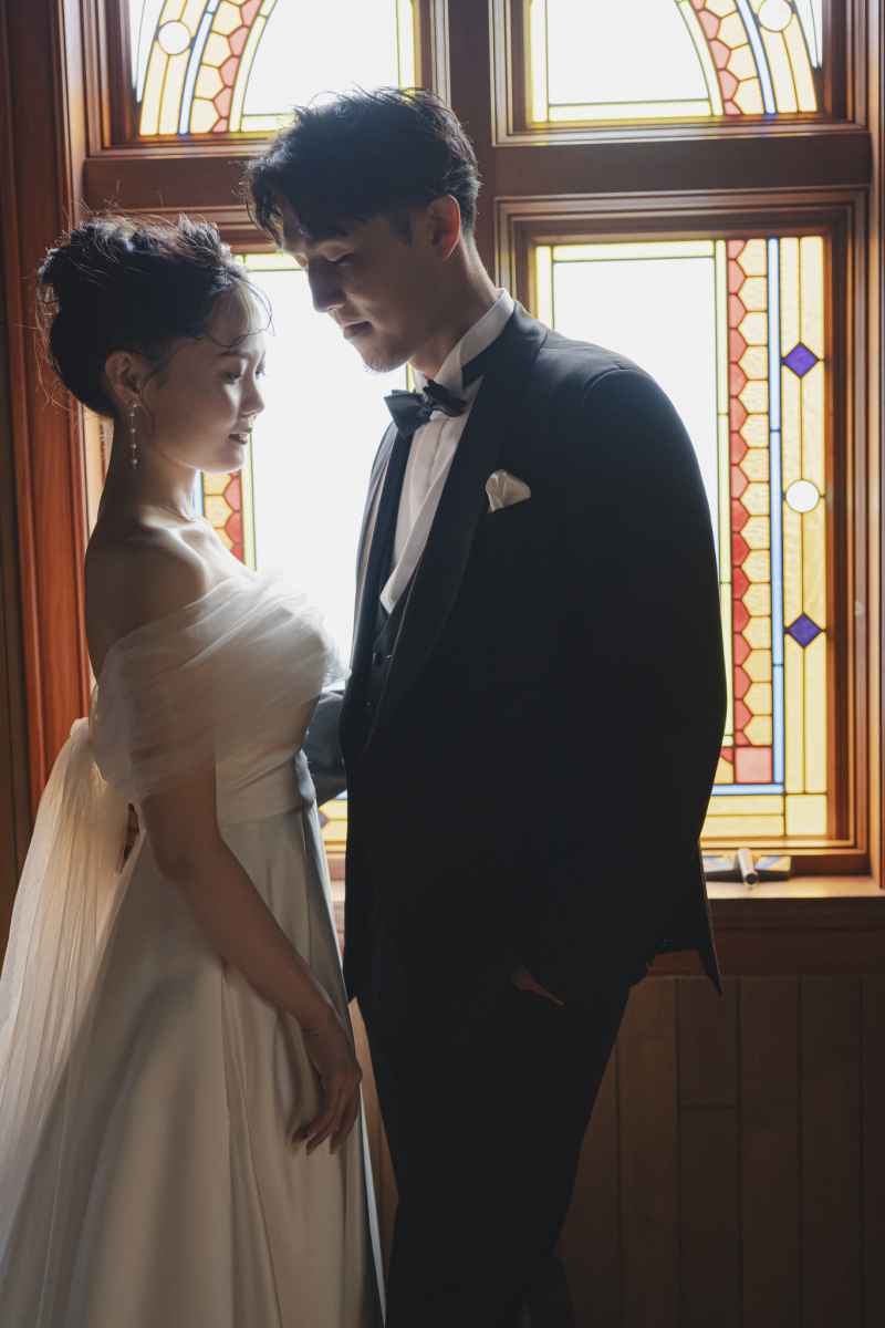 ステンドグラスからの優しい光とともに