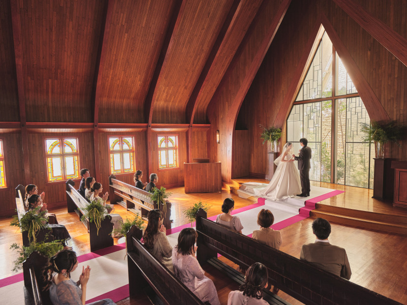 結婚式さながらのセレモニーを