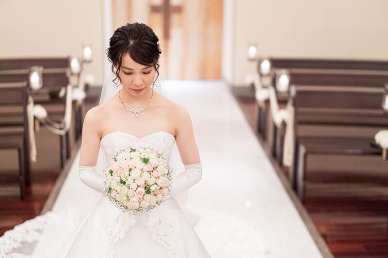 専門スタイリストがドレス選びをサポート