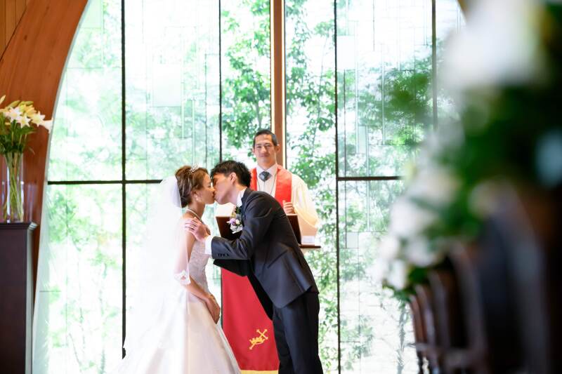 結婚式さながらのセレモニーを