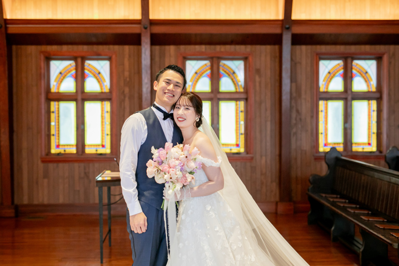 ドレスが映える木目のデザインが印象的。