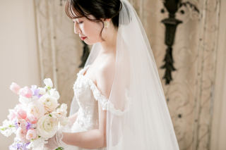 ドレス姿を引き立たせるオリジナルブーケ。