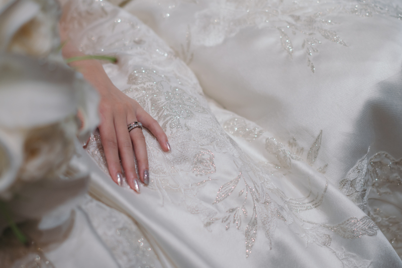 ウェディングドレスと指輪