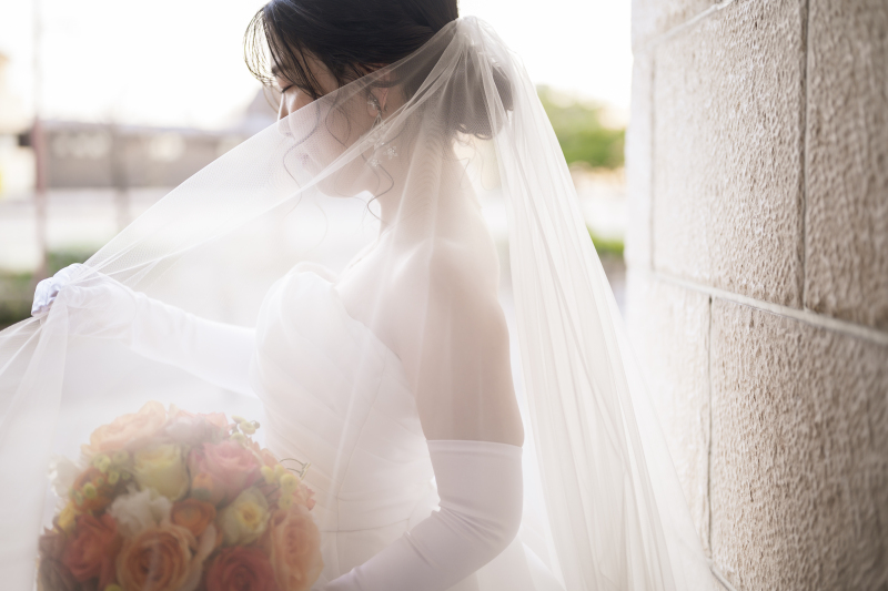 ベールを巧みに利用して...