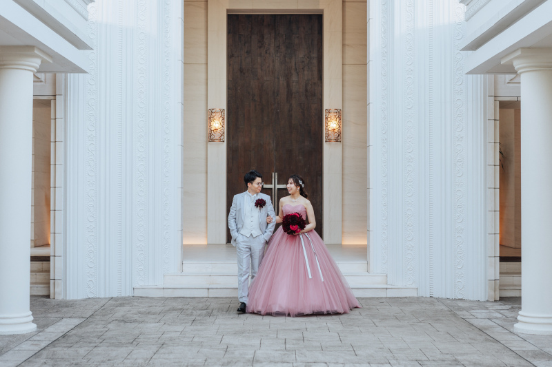 大きな扉の前で