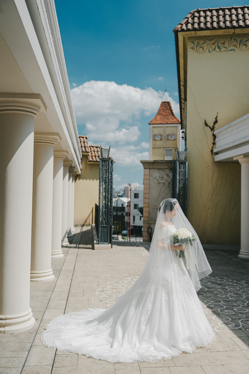 青空の下で真っ白なウェディングドレスを