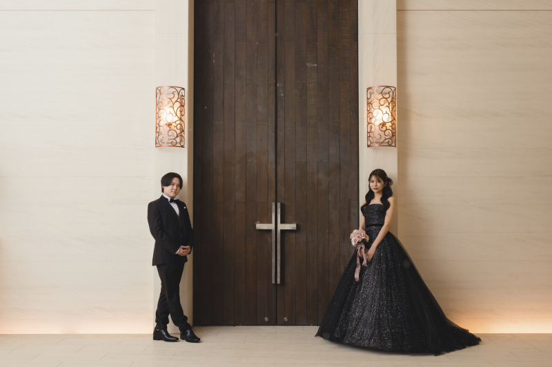 迫力あるチャペル扉の前で