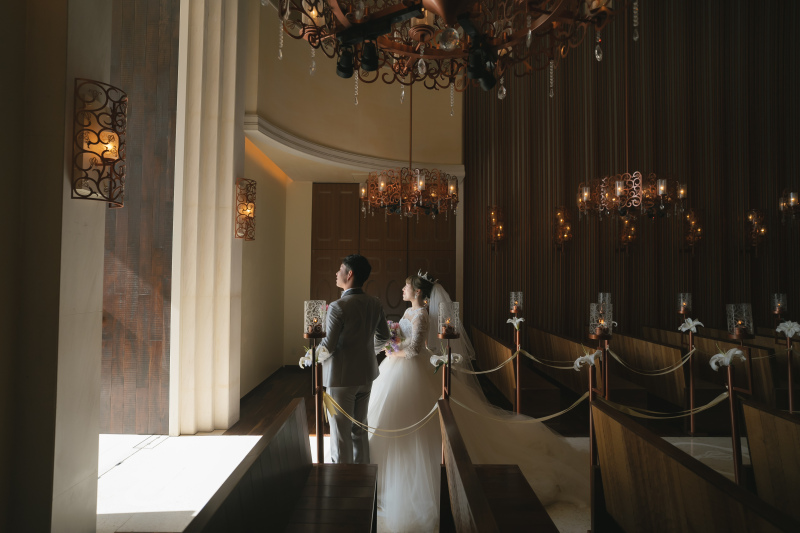 扉から差し込む光の中で