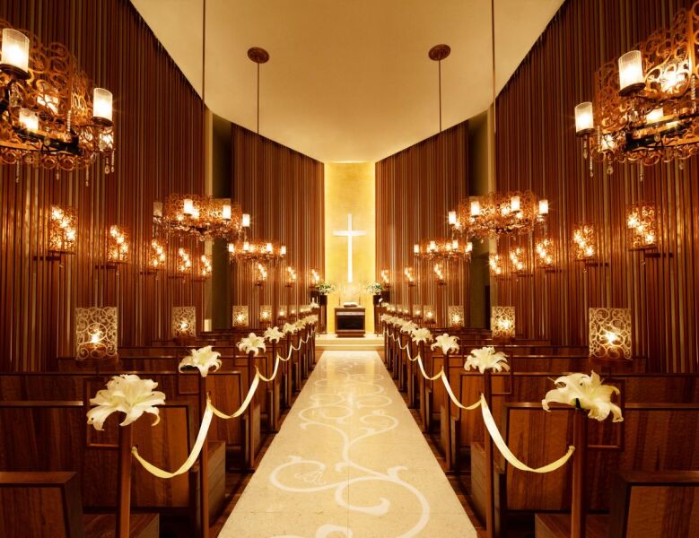 天候に左右されない全天候型チャペル