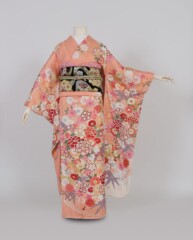 サーモンピンク束ね彩花に四季花の丸