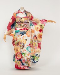 白重ね菊に金彩松竹梅文様