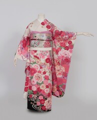 白地牡丹流水に花づくし