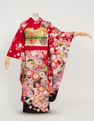 赤重ね菊に雪輪牡丹図