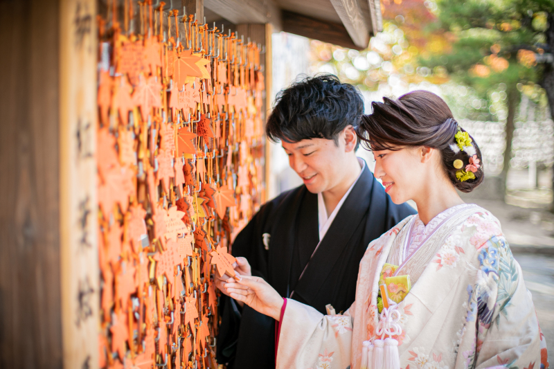 絵馬におふたりの幸せを願って