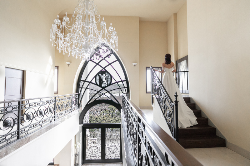 アイアンアーチの前で上質感溢れるショット