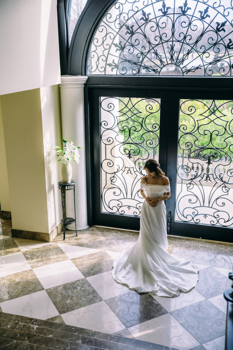 優しい光が差し込むガラスの扉