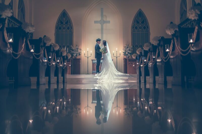 バージンロードに反射するおふたりの姿