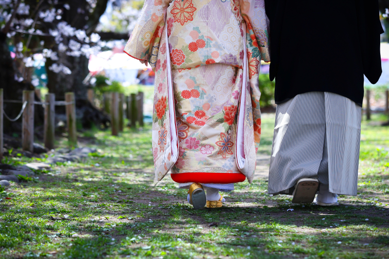 並んで歩く後ろ姿