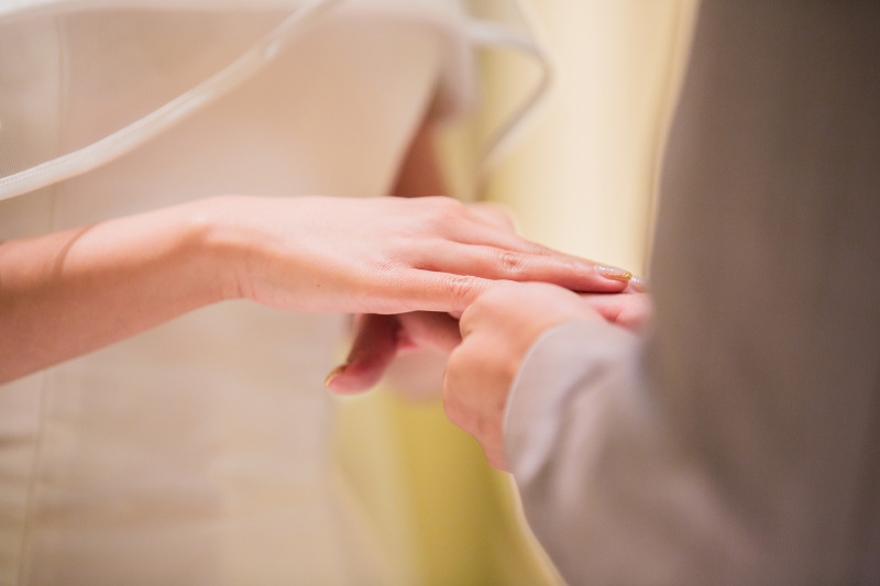 まるで指輪交換のシーン