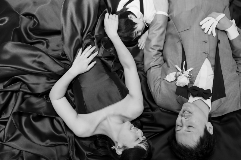 おしゃれな寝ころびショット