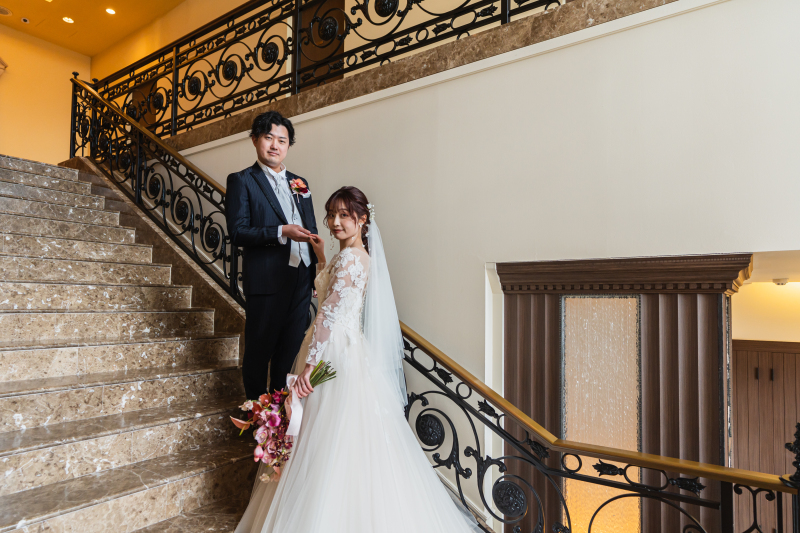 ウエディングドレスが映える中階段ショット