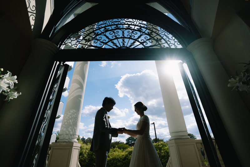 向かい合って、手を取り合うふたり