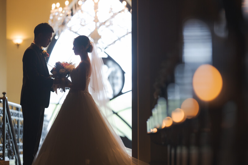 見つめ合うシルエット、愛が紡ぐひととき