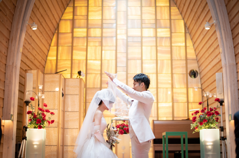 ご新郎様によるベールアップ