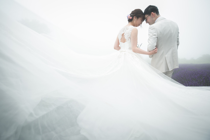 ウェデイングドレスと霧が溶け合う写真