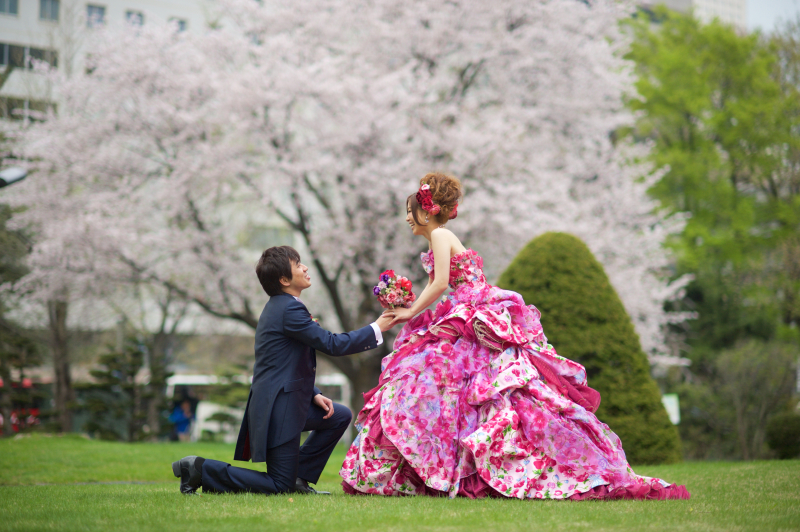 カクテルドレスでプロポーズの図