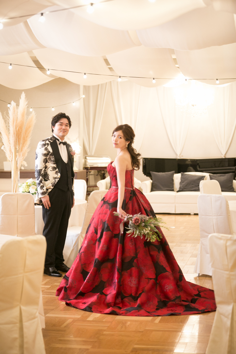 カラドレスとタキシードは遊び心満載