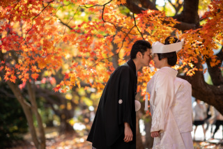 美しい紅葉の中、自然な笑顔で和やかな撮影