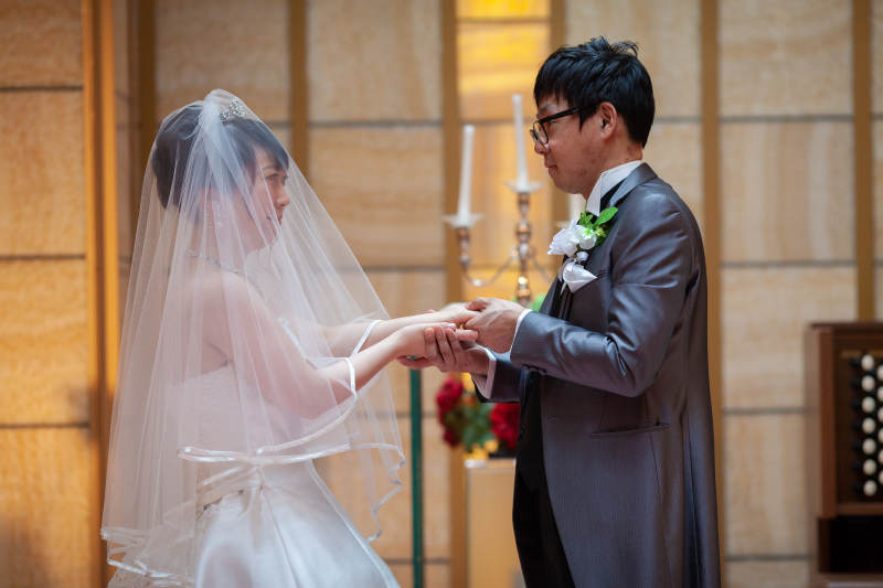 手を取り合って