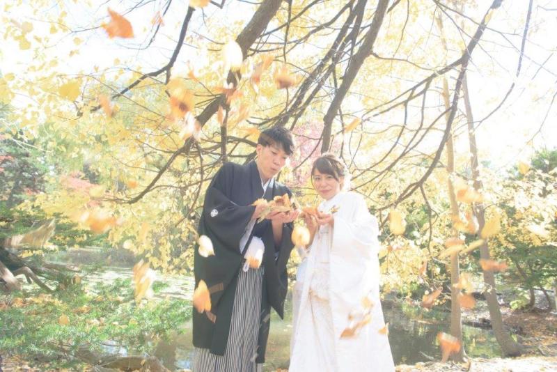 見事な紅葉がおふたりをお出迎え